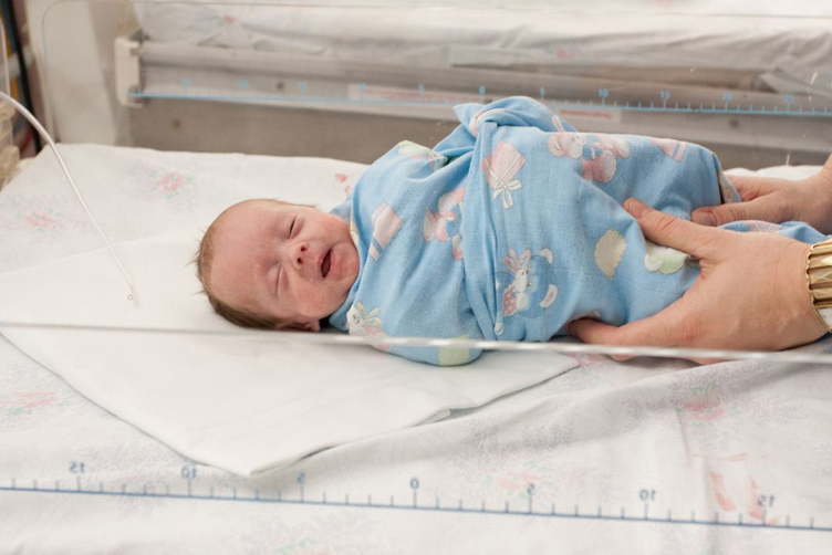 Новорожденный ребенок 2 кг фото