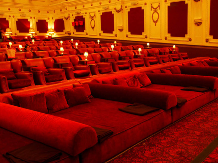 The Electric кинотеатр. Electric Cinema в Ноттинг-Хилле, Лондон, Англия. Кровать в театре. 8. Electric Cinema в Лондоне.