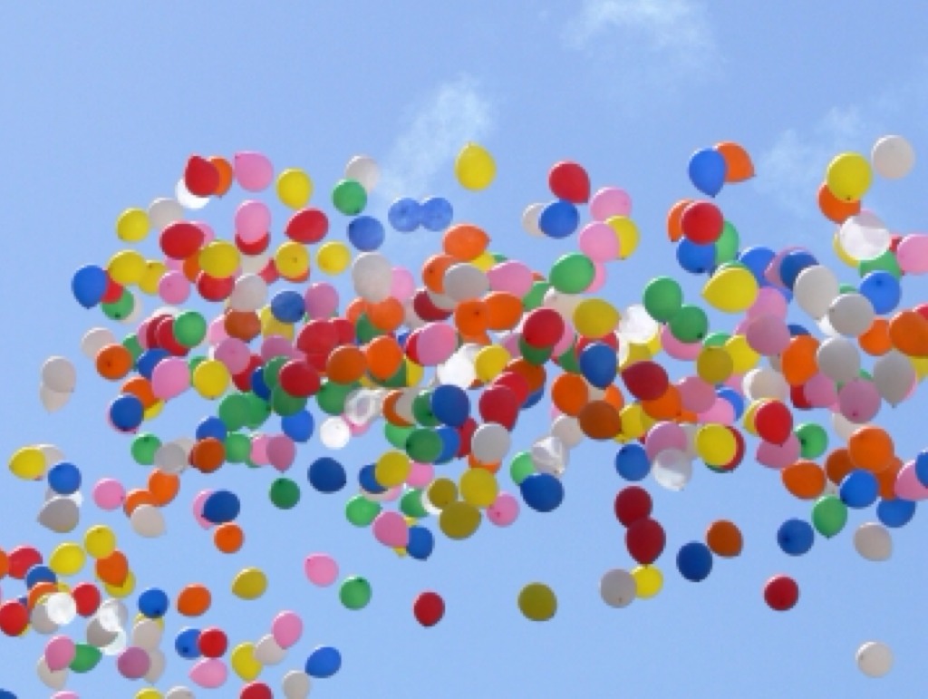 Песни про воздушном шаре. Воздушные шарики в небе. Шарики праздник. Воздушный шарик улетает. Шарик улетел.