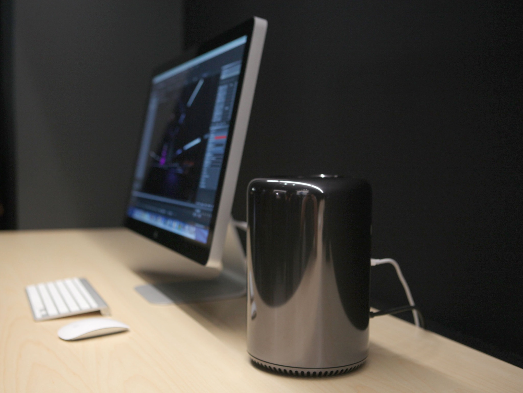 Mac pro 17. Mac Pro ведро. Mac Pro 2013 4k. Mac ведро Apple. Apple Mac Pro круглый.