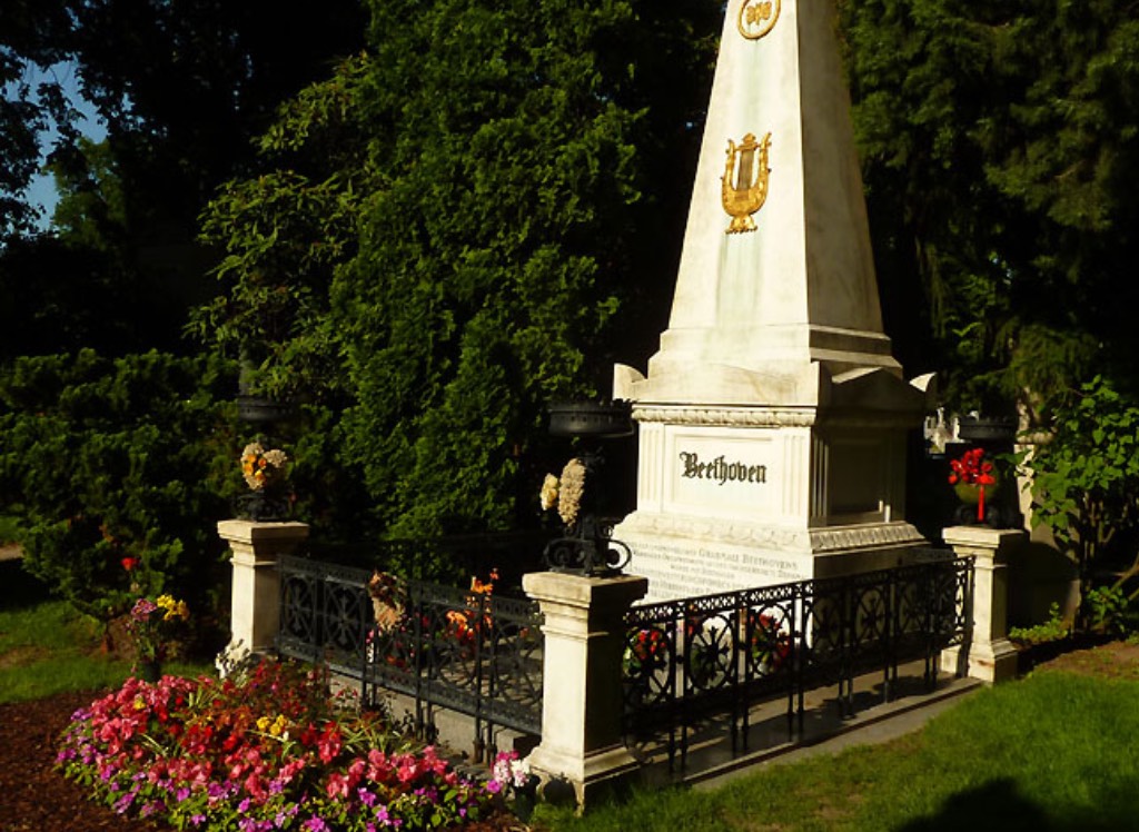 Бетховен похоронен. Могила Людвига Ван Бетховена. Могила Бетховена в Вене. Место захоронения Бетховена.